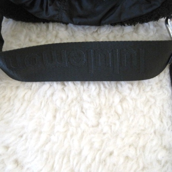 Lulu Lemon Crossbody Fleece Bucket Bag 2.5L - Picture 14 of 14